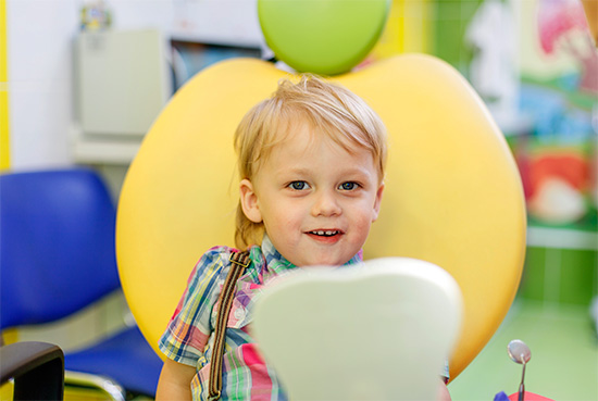 Lors de l'examen d'un enfant, un orthodontiste évalue loin non seulement la morsure et l'état de la cavité buccale ...