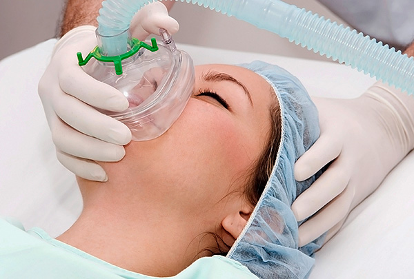 Dans certains cas et pour certaines indications, la pose de l'implant peut être réalisée sous anesthésie générale.