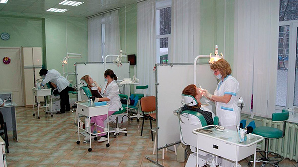 La photo montre un exemple de cabinet dentaire dans une clinique de la ville.