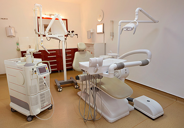 Et ceci est un exemple d'un cabinet dentaire bien équipé dans une clinique de classe affaires.