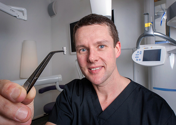 Différentes cliniques et médecins peuvent donner des garanties différentes pour les services d'implants dentaires.
