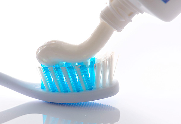 La prothèse à fermoir est nettoyée avec une brosse à dents et un dentifrice.