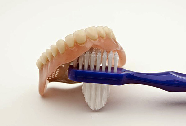 Vous pouvez utiliser des brosses à dents spéciales pour nettoyer les prothèses amovibles.